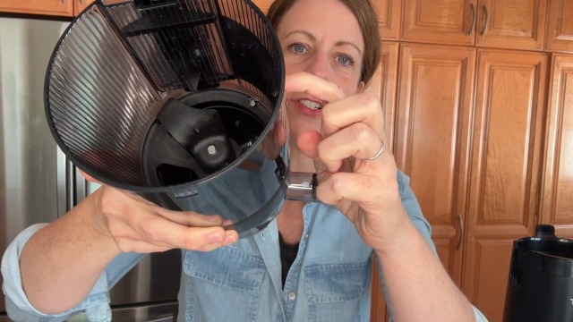 Watch Tuumiist Easy to Clean Juicer makes DELICIOUS Juice! on